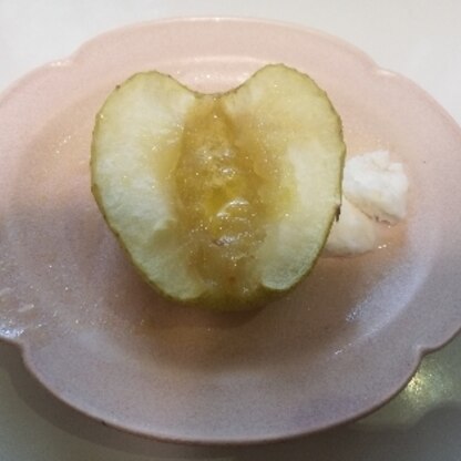 青リンゴで作ってアイスを添えてみました。
甘さがほどよくて、とてもおいしいです！簡単なのでまたリピートします。